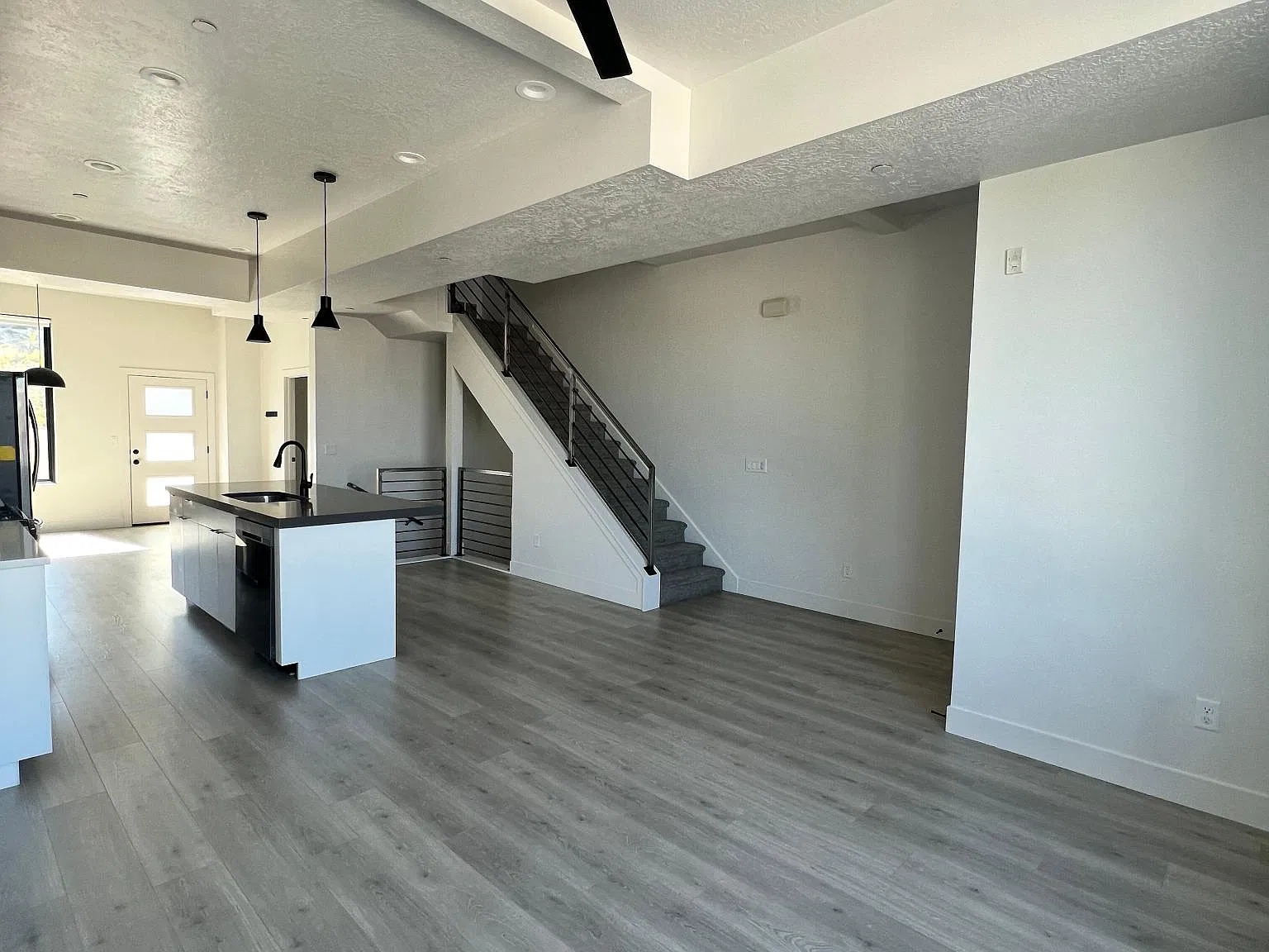 338 E Tri Ln — Photo 1