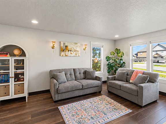 5th image of 1004 N Camas Ln