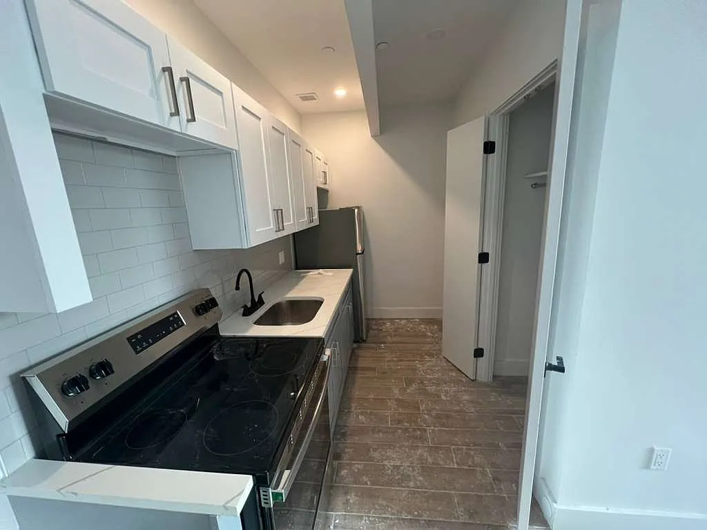 3 bed, 1000 sqft, $3,811 — Photo 2