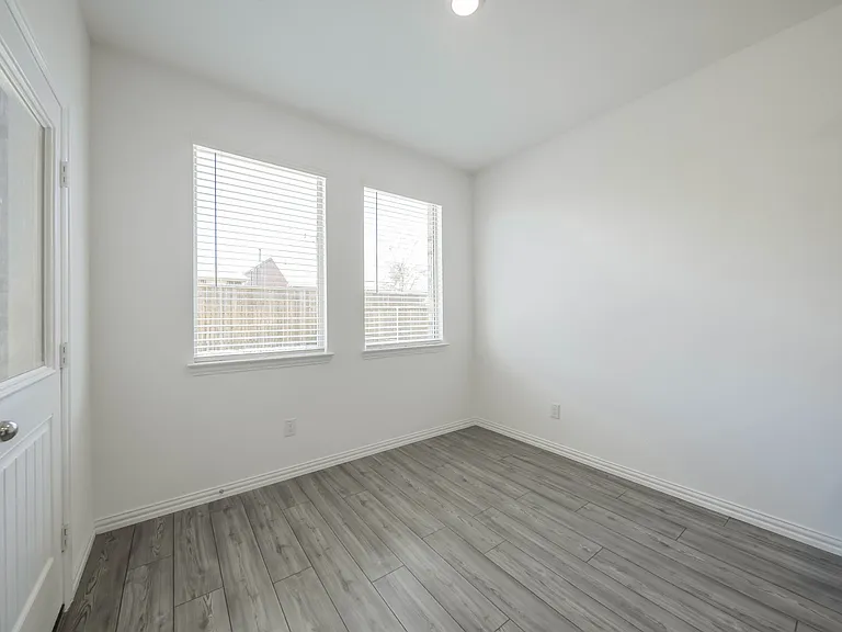 5929 Priory Dr — Photo 14