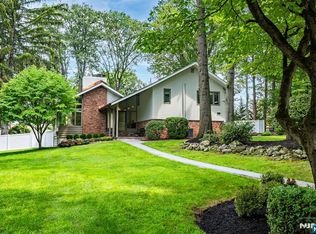 11 Stevenson Ln, Upper Saddle River, NJ 07458