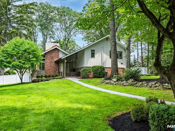 11 Stevenson Ln, Upper Saddle River, NJ 07458