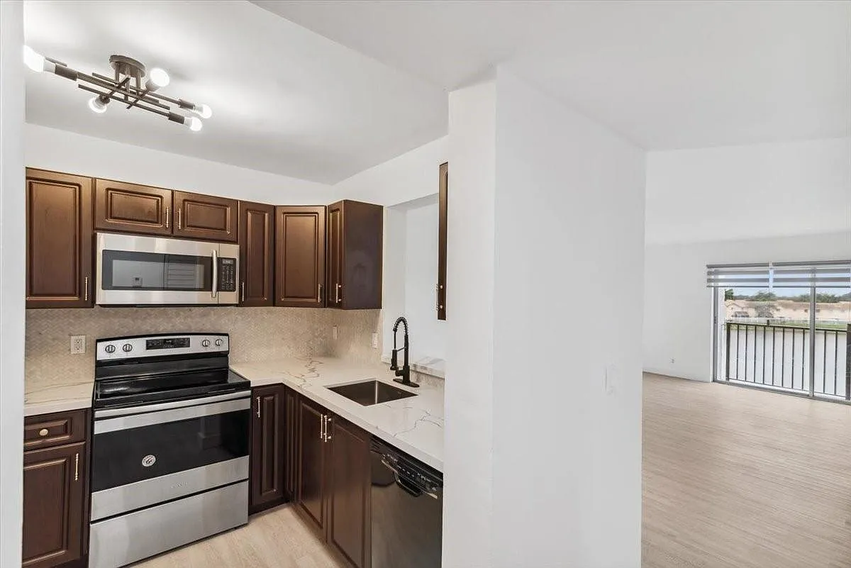 2 bed, 832 sqft, $2,100 — Photo 2