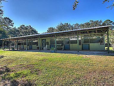 6-stall shed row barn