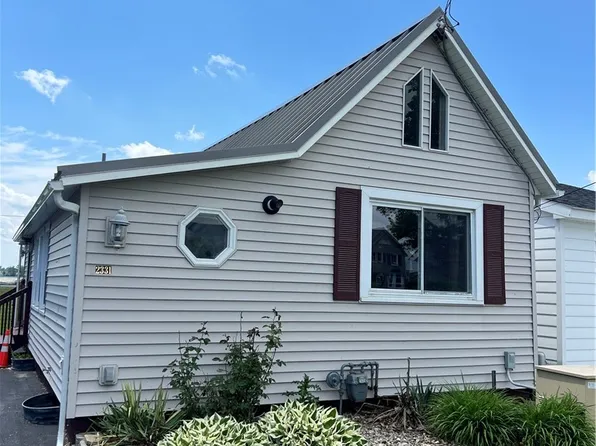 2331 Edgemere Dr, Rochester, NY 14612