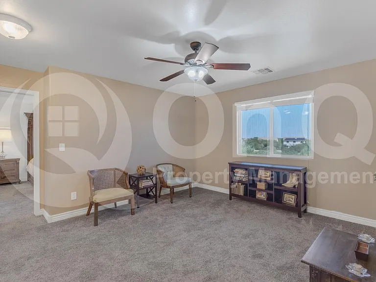 2561 N Hawthorn Dr — Photo 38