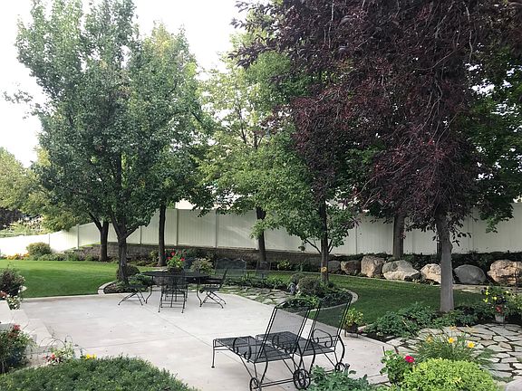 Backyard Patio w/ Landscape