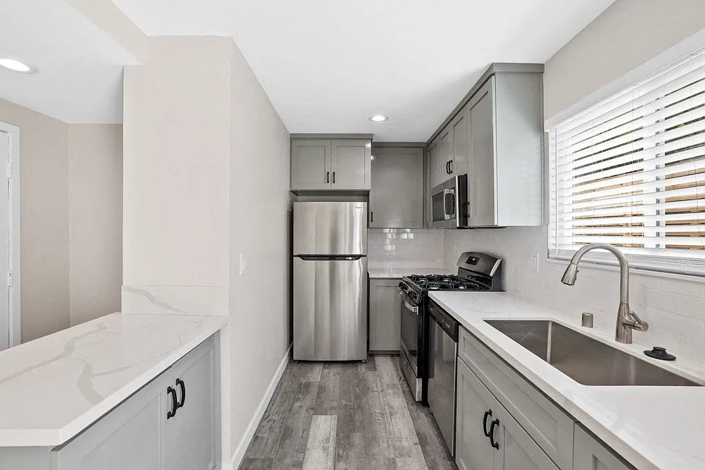 Hamilton Courtyard Apartments — Photo 3