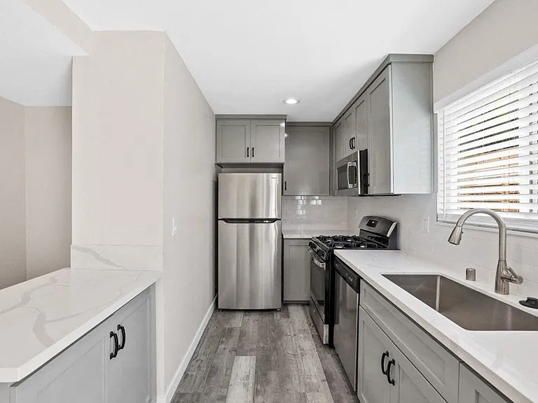 Hamilton Courtyard Apartments — Photo 3