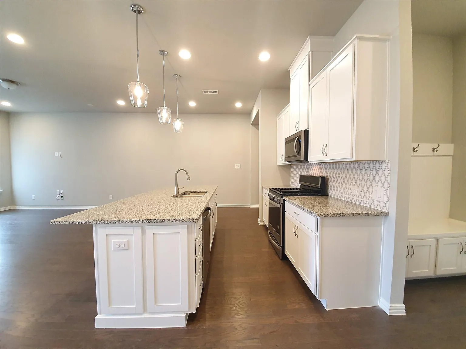 3 bed, 2.5 bath, 1937 sqft, $3,100 — Photo 4