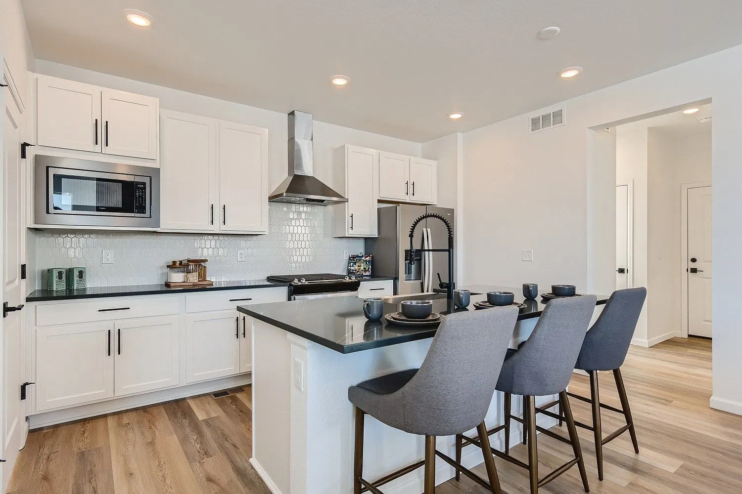 4 bed, 3.5 bath, 2133 sqft, $4,000 — Photo 2