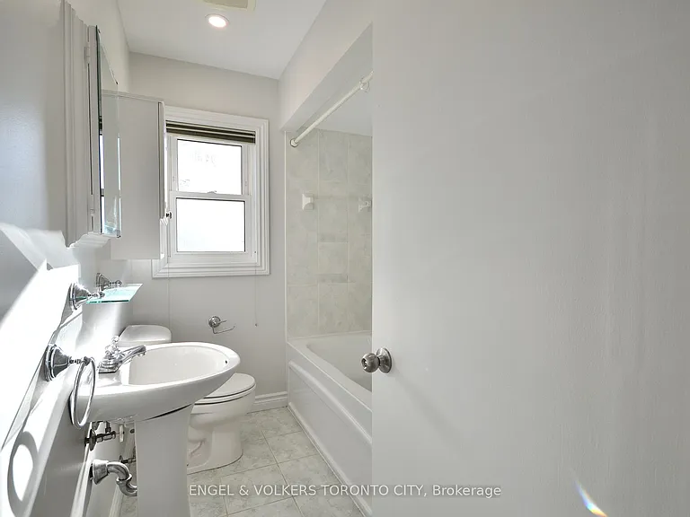 139 Queen St #MAIN FLOOR — Photo 17