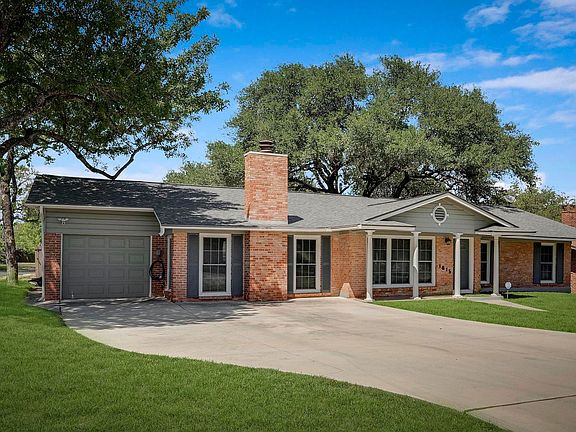 2nd image of 1815 Edgehill Dr
