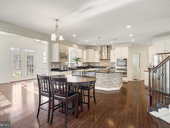 3rd image of 155 Tyson Ct