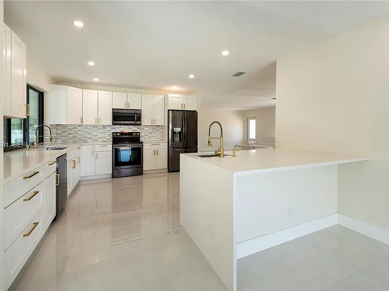 4700 McKinley St — Photo 2