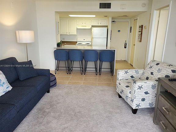 5th image of 180 Seaview Ct APT 704