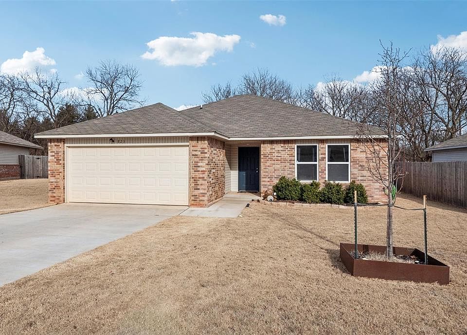 1st image of 823 Twin Lakes Dr