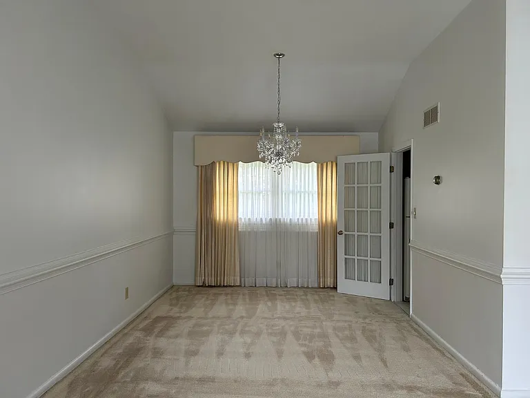 307 Crittenden Ln — Photo 4