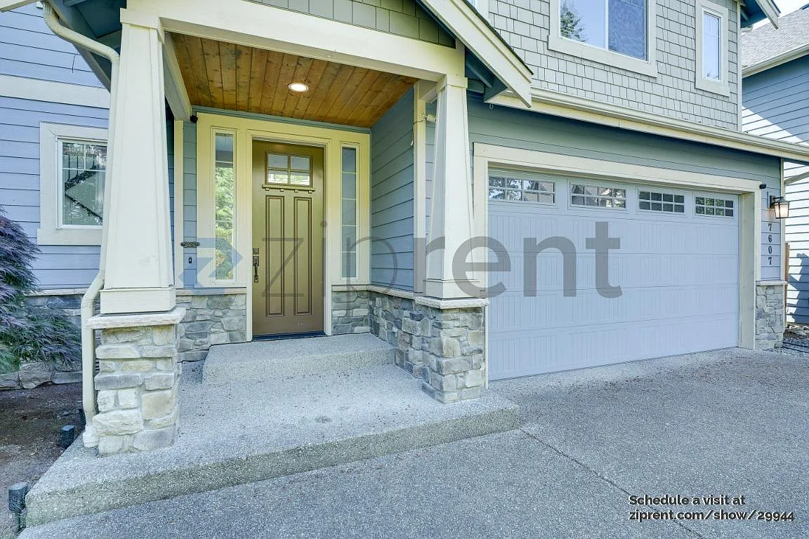 5 bed, 2.5 bath, 2552 sqft, $4,600 — Photo 3