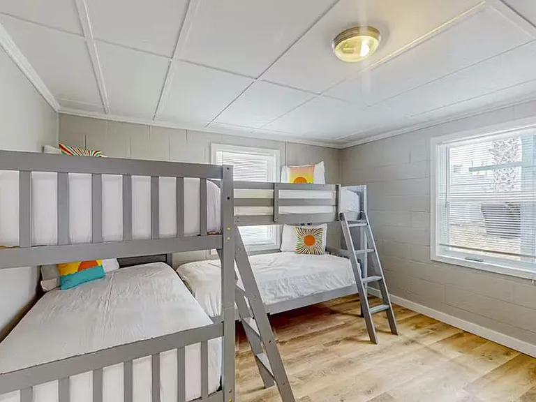 7304 Beach Dr — Photo 9