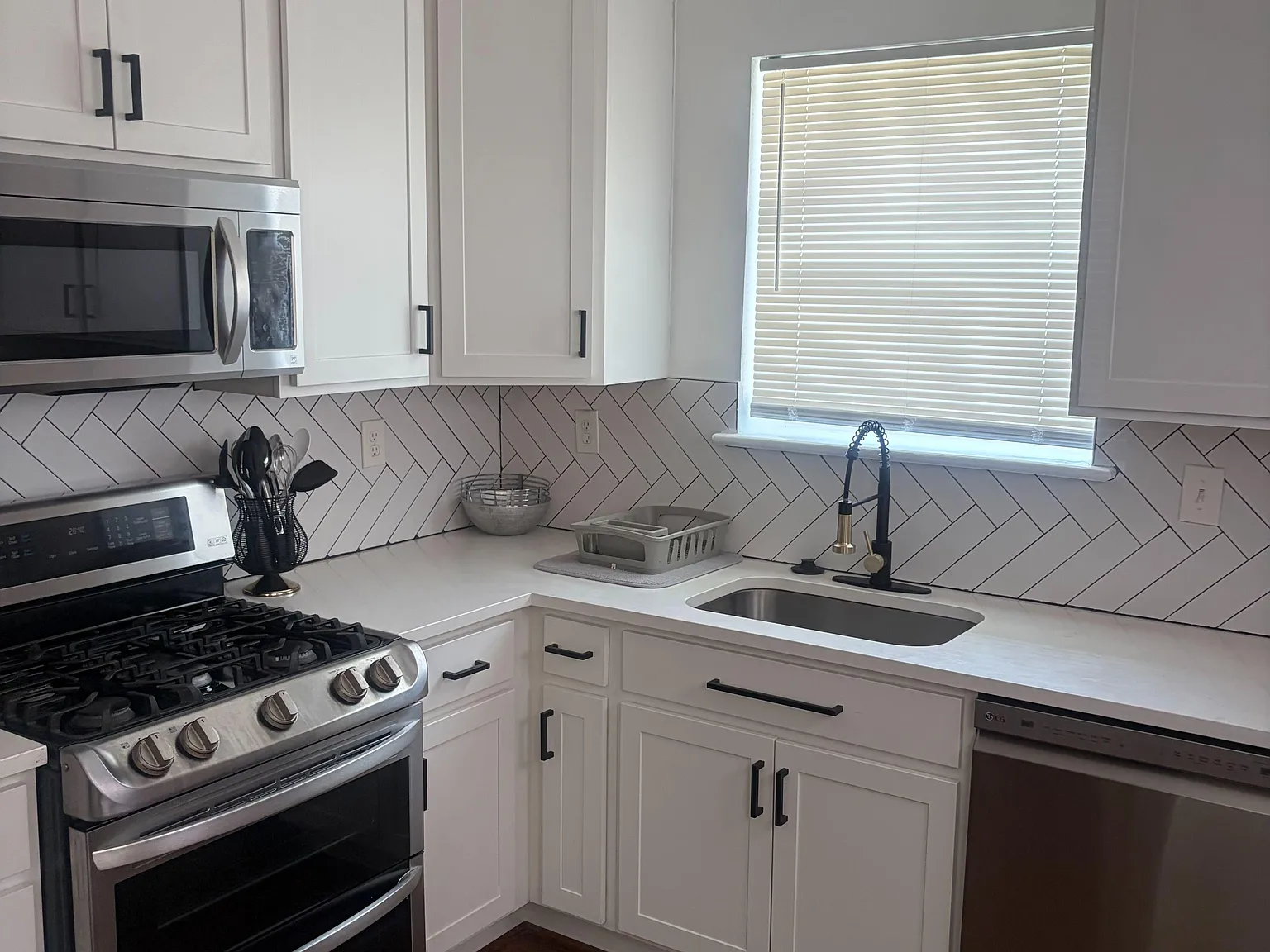 3 bed, 1.0 bath, 1050 sqft, $1,139 — Photo 2