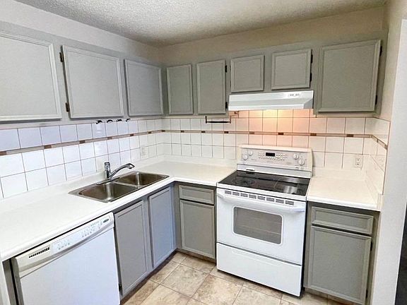 3rd image of 81 S Cedar Springs Gdns SW