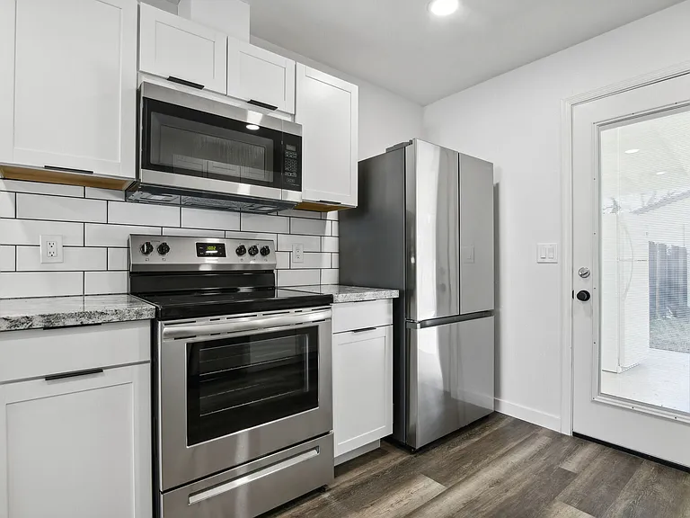 1229 W 4th St #1 — Photo 2