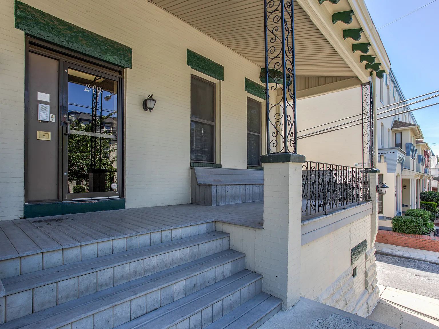 6 bed, 2575 sqft, $5,850 — Photo 2