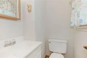 1st floor 1/2 bath