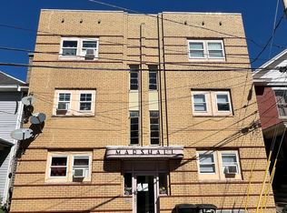 Convenient to the Capitol! 1 Bedrm/1 Bath 3rd Floor Walk-Up Apt. w/ some utilities included!, Charleston, WV 25301