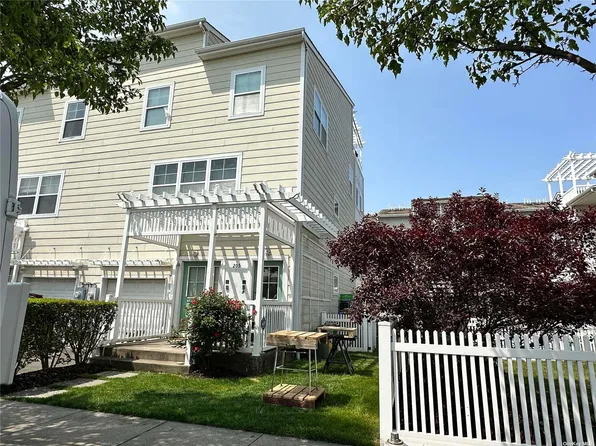 205 Aquatic Place, Arverne, NY 11692