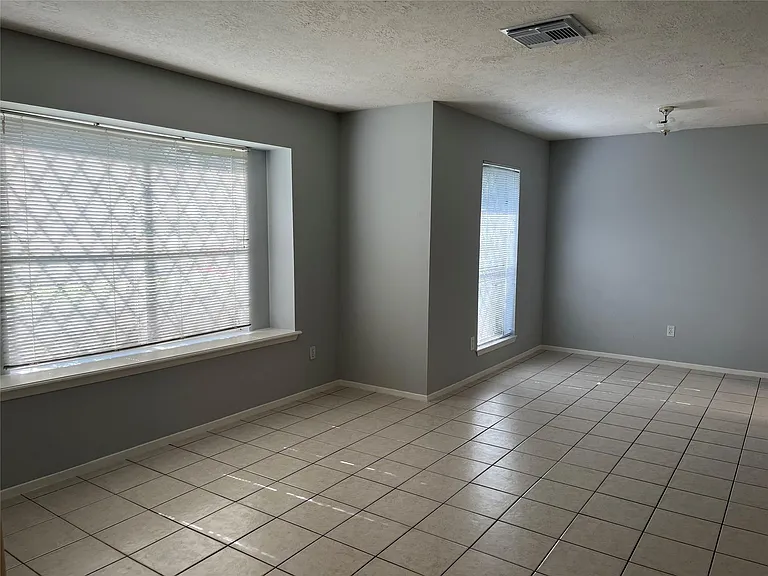 402 Oak Harbor Dr — Photo 2