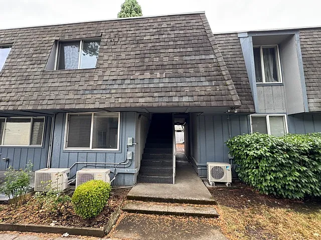 3 bed, 1250 sqft, $1,995 — Photo 1
