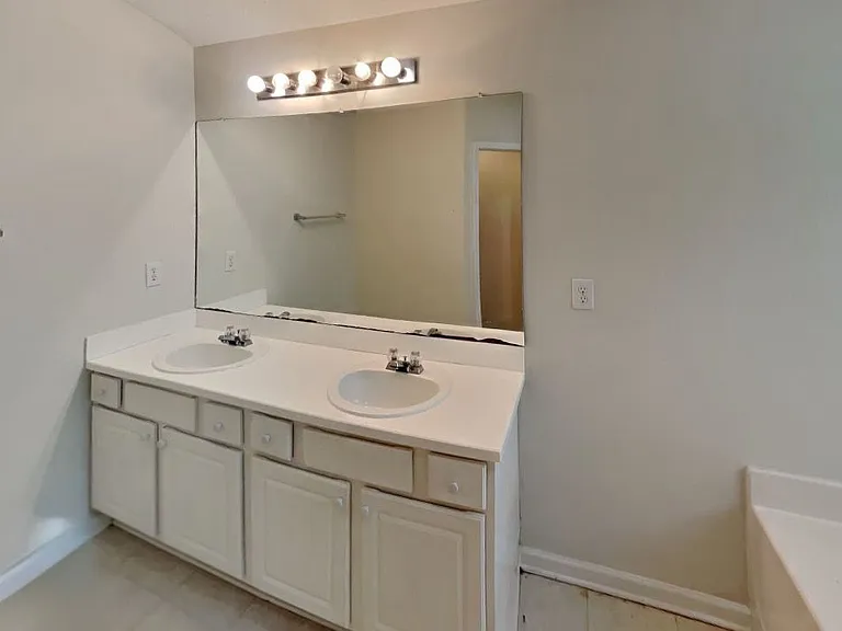2416 Miller Oaks Cir — Photo 7