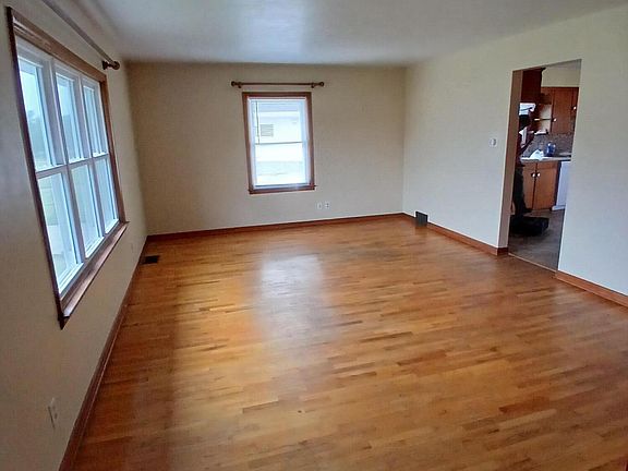 4th image of 810 W Ashton Ave