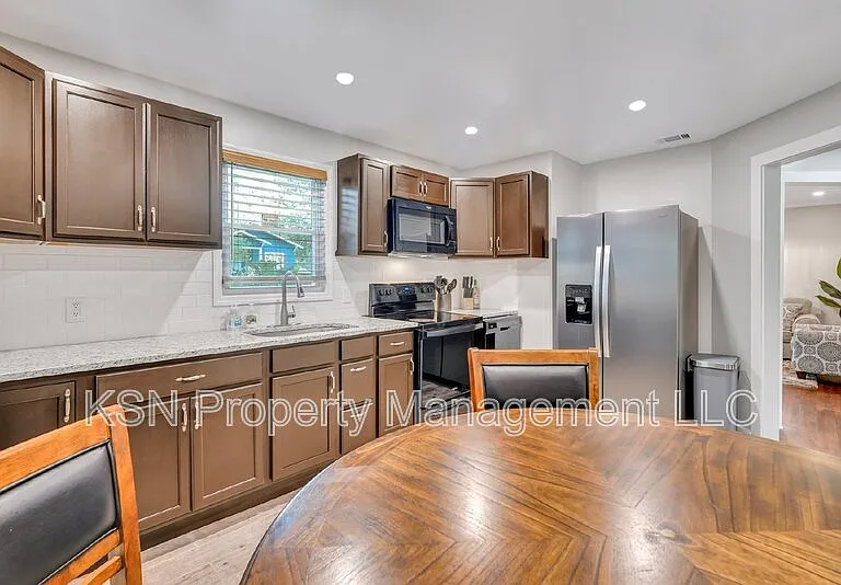 1305 E 32nd St — Photo 31