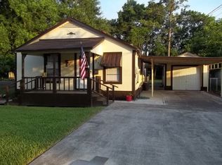 718 E Peach St, Angleton, TX 77515