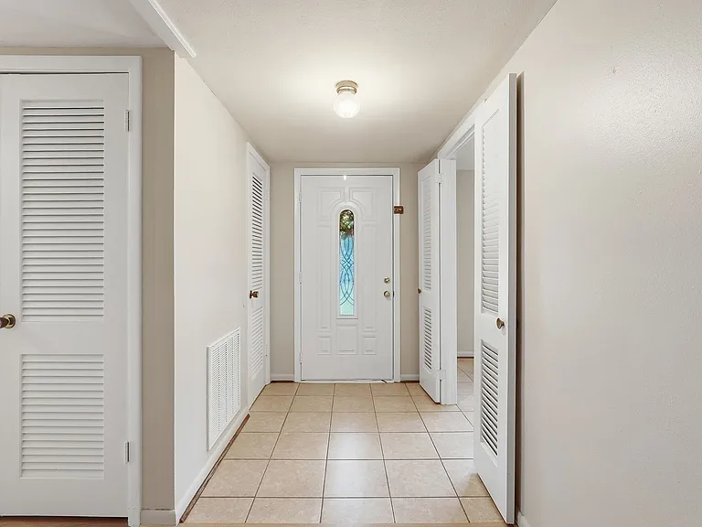 520 Windsor Rd — Photo 2