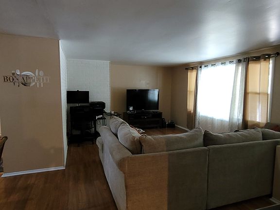 3rd image of 847 Edwin Dr