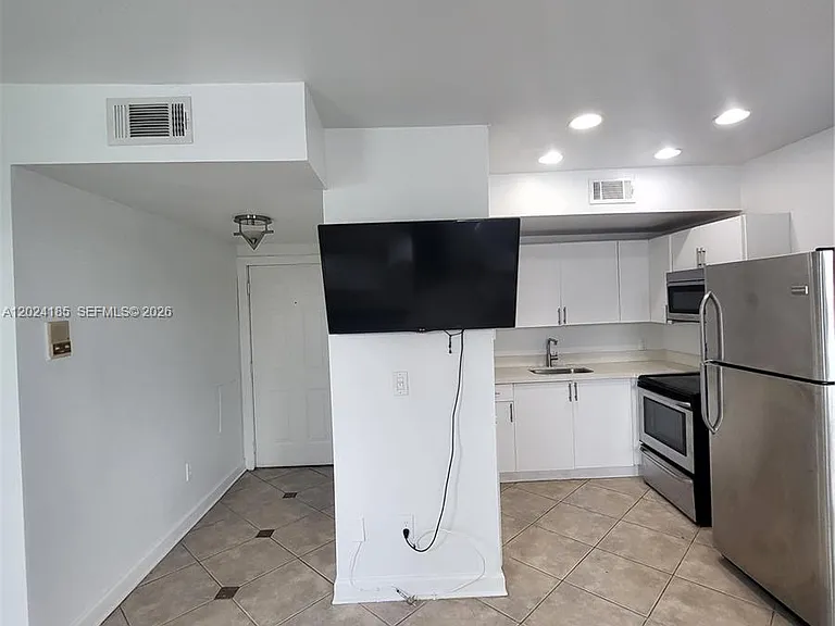 1008 Jefferson Ave #303 — Photo 3