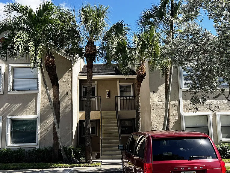 9617 Riverside Dr #6 — Photo 2