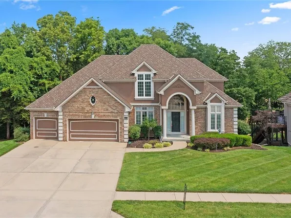 8024 Clearwater Dr, Parkville, MO 64152