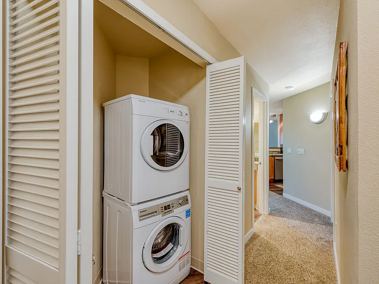 Sunset Summit Apartments — Photo 16