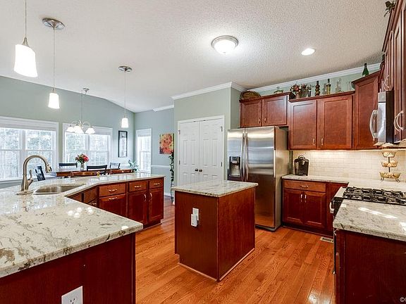 4th image of 119 Twin Crest Dr