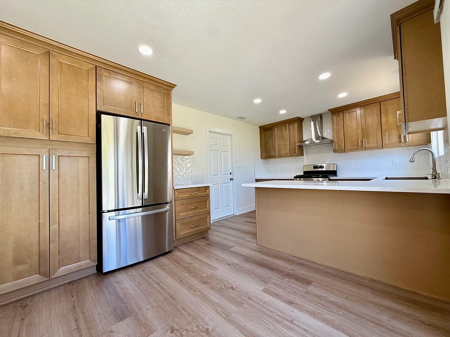 3 bed, 1056 sqft, $4,180 — Photo 3