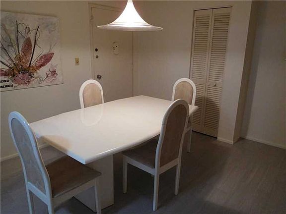 4th image of 940 NE 199th St APT 112