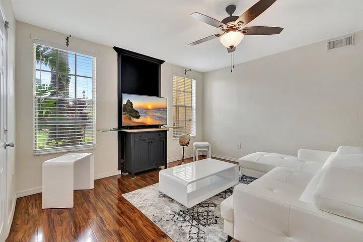 2 bed, 2.0 bath, 1304 sqft, $3,000 — Photo 4