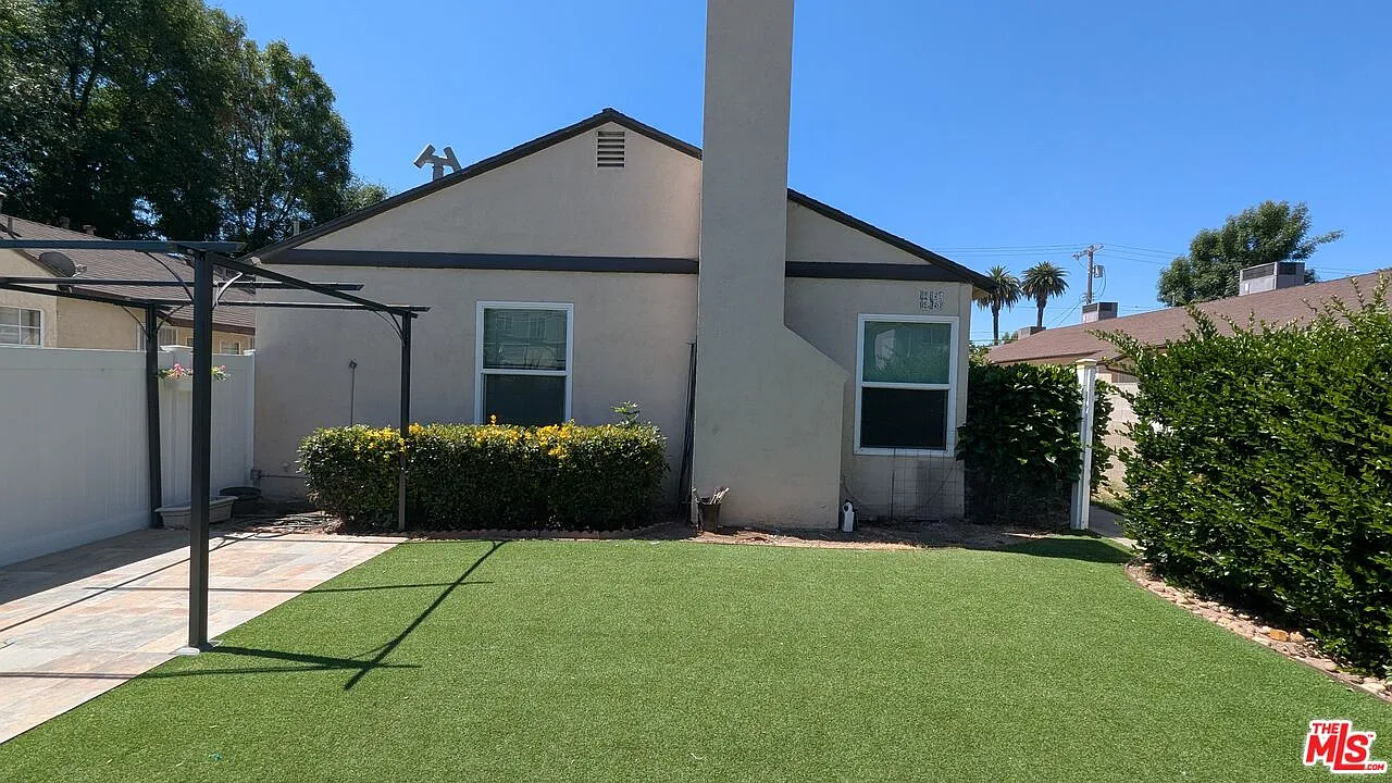 2 bed, 1.0 bath, 914 sqft, $2,900 — Photo 1