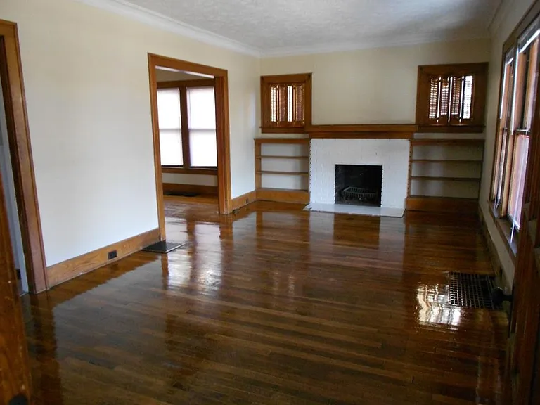 1027 Underwood Ave SE — Photo 2