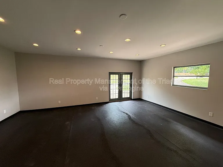 2345 Griffith Rd — Photo 20